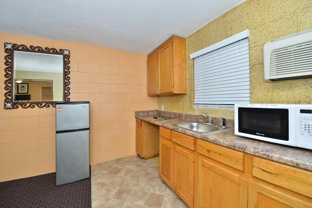 Savannah Inn And Suites Savannah Port Area Δωμάτιο φωτογραφία